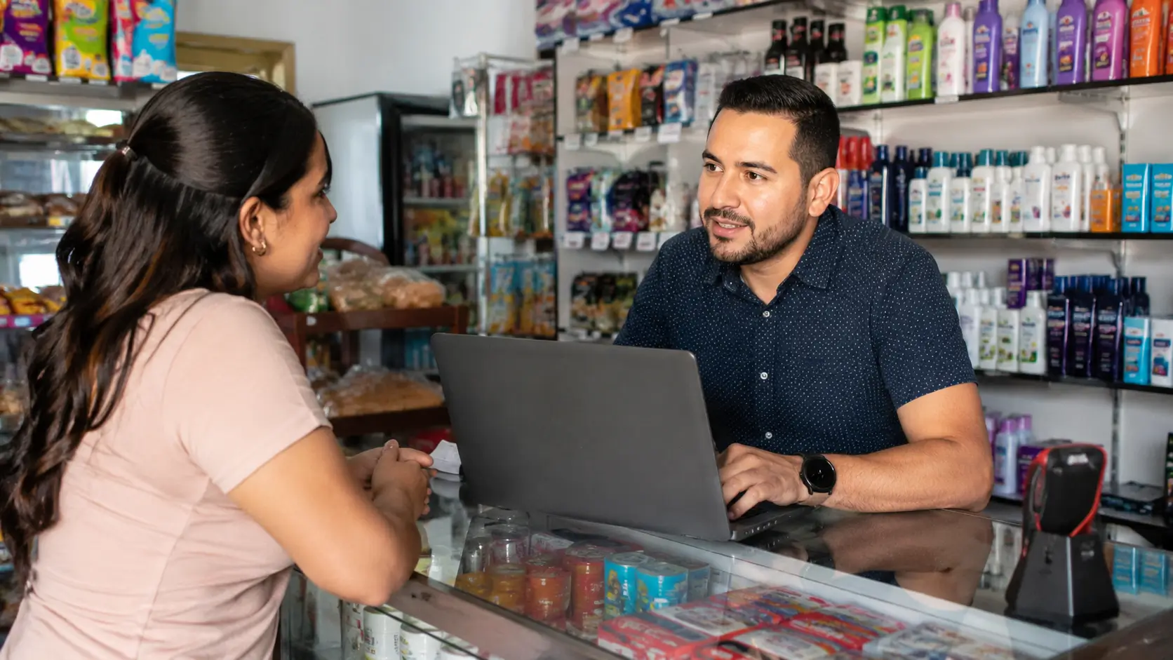 Comerciante en establecimiento interesado en tener Punto Red en su negocio